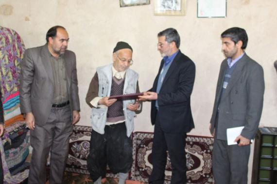 فرماندار کبودراهنگ با خانواده شهدا دیدار کرد + تصاویر