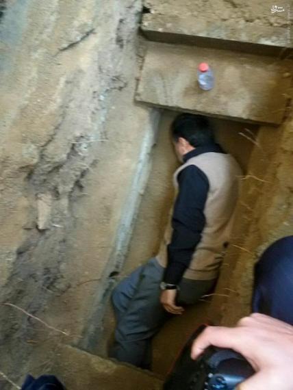 عکس/خوابیدن احمدی نژاد در قبر مادرش 