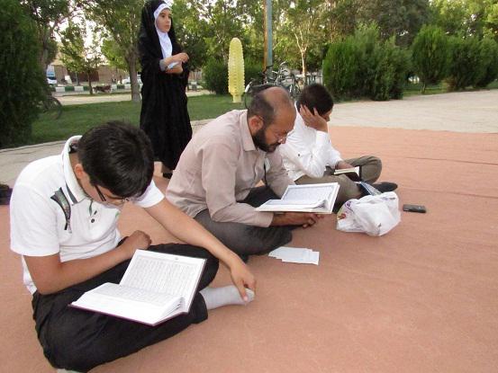 آیین جزء خوانی قرآن کریم در جوار شهدای گمنام کبودراهنگ