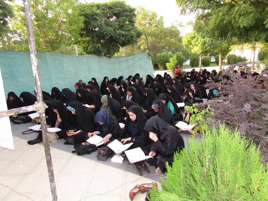 آیین جزء خوانی قرآن کریم در جوار شهدای گمنام کبودراهنگ