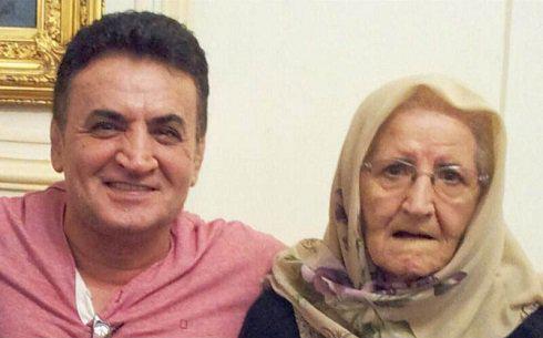 عکس محمد بنا در کنار مادرش
