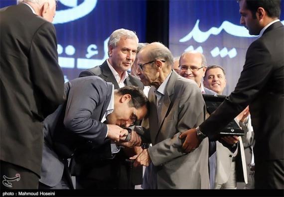 عکس/سه مسئولی که دست یک پزشک را بوسیدند