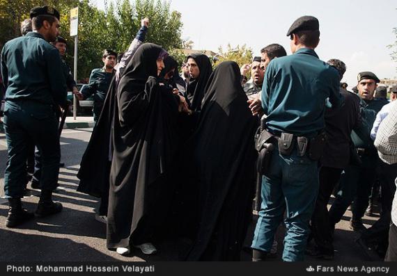 برخورد خشن پلیس با معترضان به بازگشایی لانه روباه پیر!+تصاویر