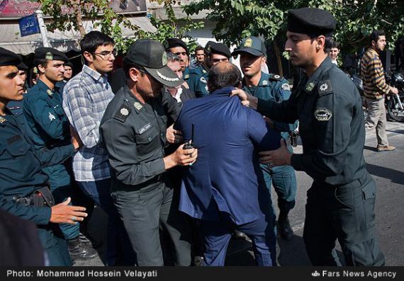 برخورد خشن پلیس با معترضان به بازگشایی لانه روباه پیر!+تصاویر