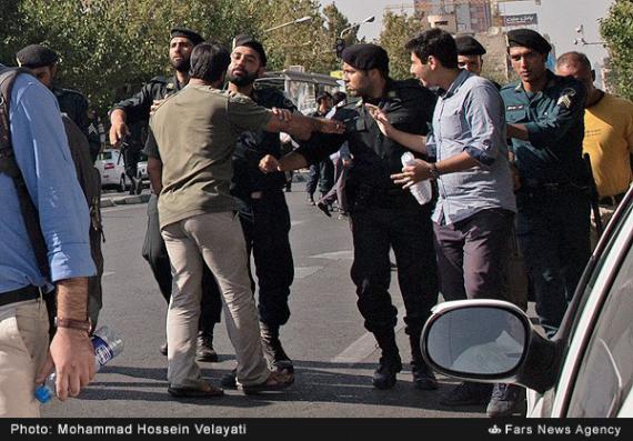 برخورد خشن پلیس با معترضان به بازگشایی لانه روباه پیر!+تصاویر