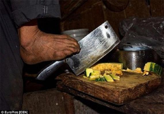  نگهداری از مادر ۹۱ساله توسط فرزند معلول + تصاویر 