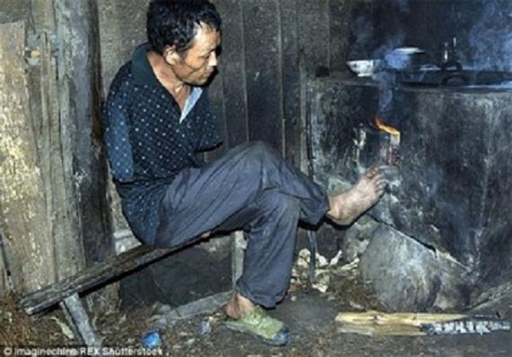  نگهداری از مادر ۹۱ساله توسط فرزند معلول + تصاویر 