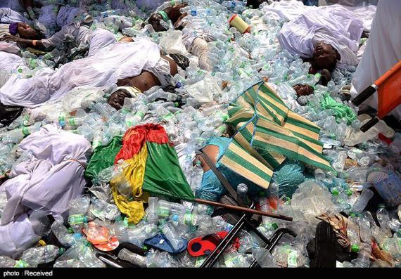 عکس تکان دهنده از پیکر حجاج بین زباله ها