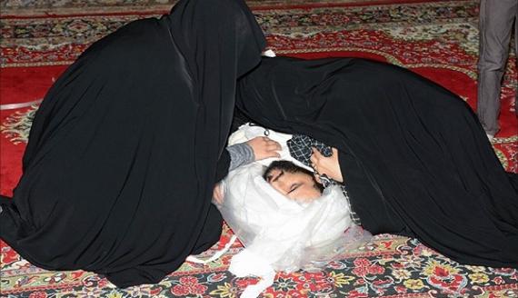 حسرت آغوش گرم پدر بر دل این کودک خواهد ماند +عکس