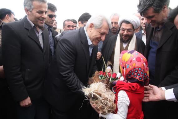 به مناسبت دهه فجر 4 پروژه عمرانی با 42 میلیارد و 600 میلیون ریال با حضور استاندار و جمعی از مسئولین استانی درشهرستان کبودراهنگ به بهره برداری رسید .