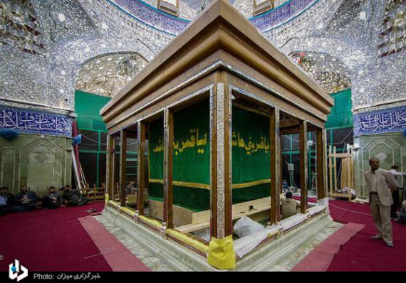 نصب سازه چوبی ضریح جدید حرم حضرت عباس(ع)
