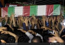 فریاد «هیهات منا الذله» دانشجویان در شب وداع با شهیدان همیشه جاوید/ بیعتی مجدد با «مدافعان عزت»