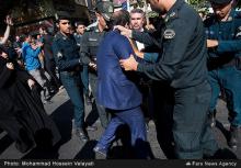 برخورد خشن پلیس با معترضان به بازگشایی لانه روباه پیر!+تصاویر