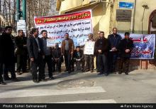 تجمع کارگران معدن شاهرود مقابل نهاد ریاست جمهوری/ اقدام به خودسوزی یک جوان مقابل چشم مسئولان