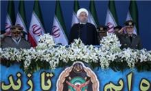 دشمن فکر نکند بین ملت ما شکافی وجود دارد/در برابر تهدید ما هم تهدید می‌کنیم/ آنکه می‌گوید ما قدرت سخت نیاز نداریم ساده‌لوح است